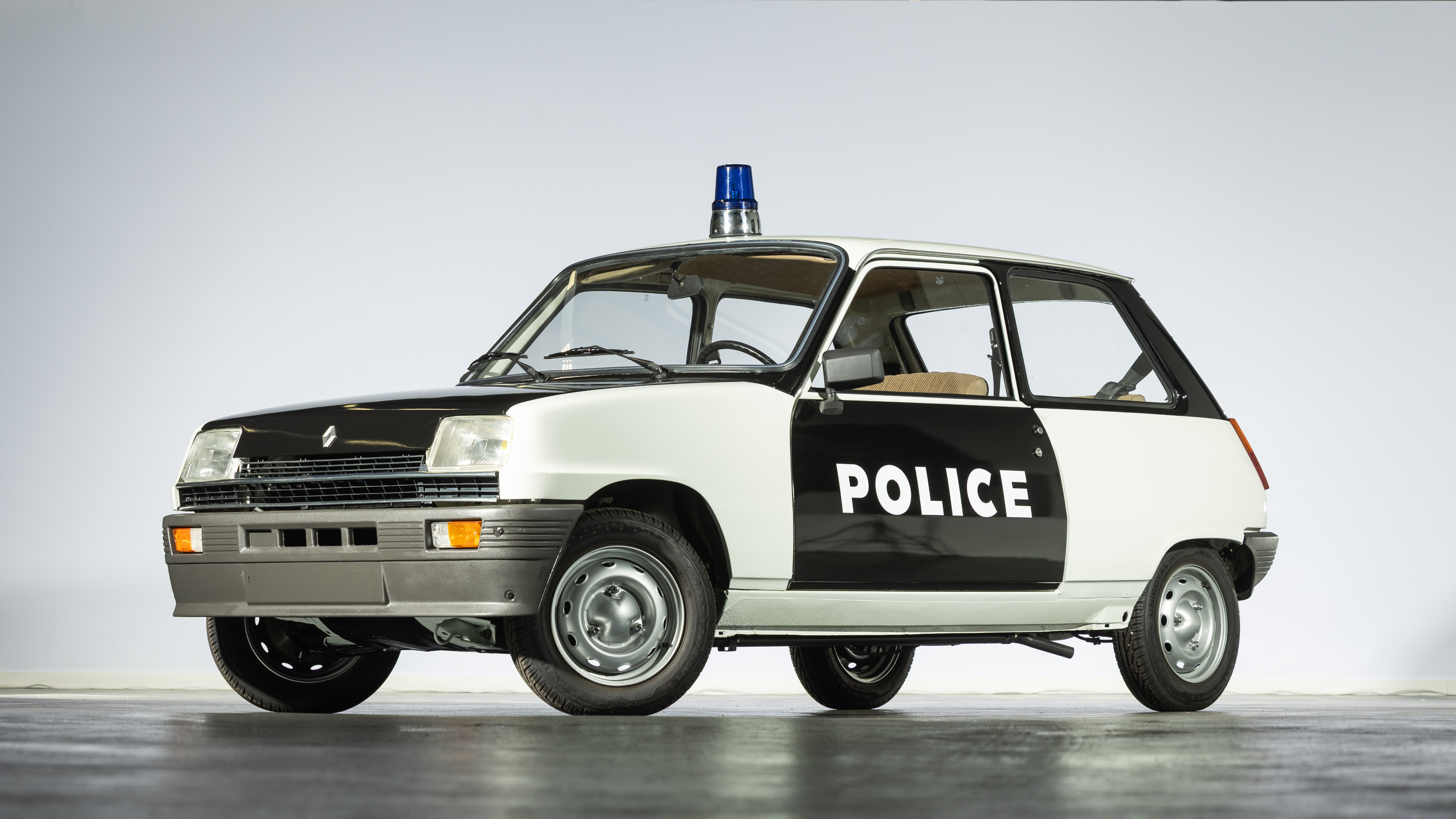 Lot 22: Renault 5 décorée "police", 1983